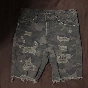 No boundaries mid rise camo shorts. Size 1
